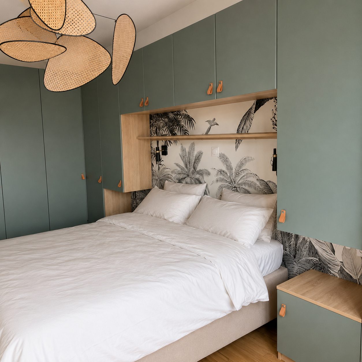 Chambre rénovée avec tête de lit sur-mesure et papier peint végétal, réalisation PRO BAT