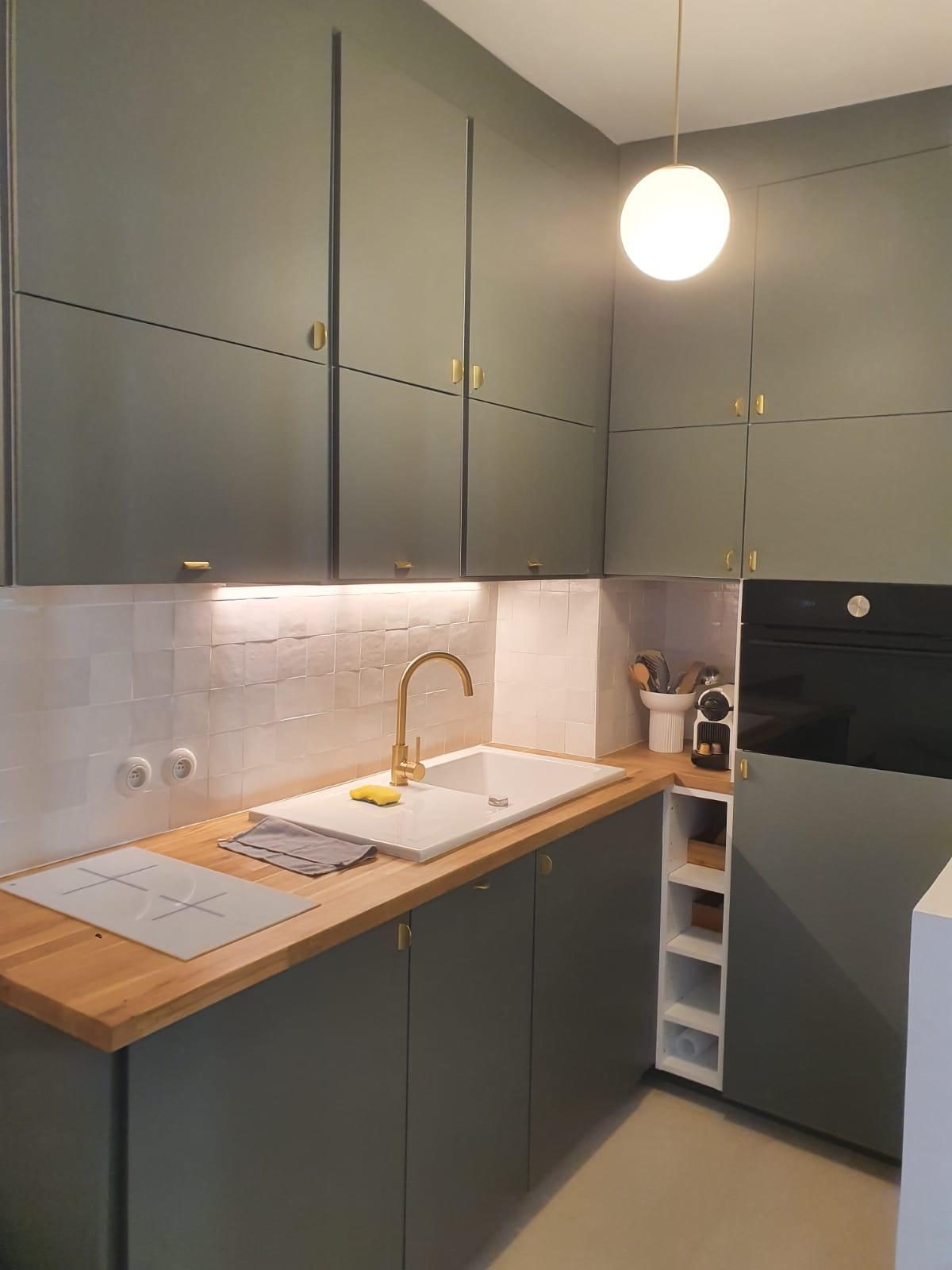 Cuisine vert olive et laiton, rénovation complète appartement — Sarcelles