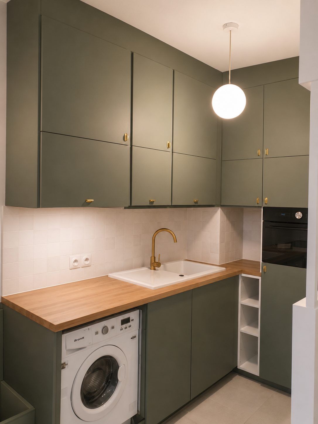 Cuisine sur-mesure vert olive et laiton, rénovation complète — Sarcelles