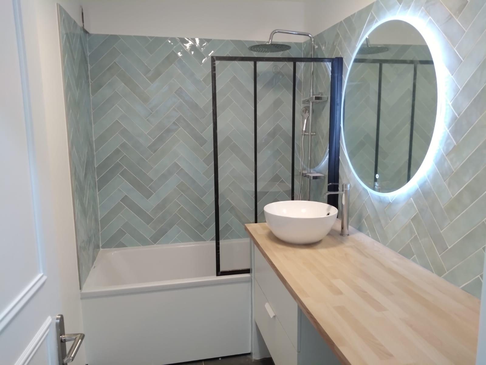 Carrelage chevron turquoise, salle de bain rénovée par PRO BAT