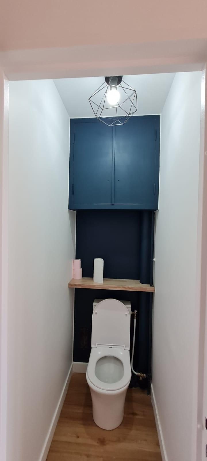 Installation sanitaire avec meuble bleu sur-mesure, réalisation plomberie PRO BAT