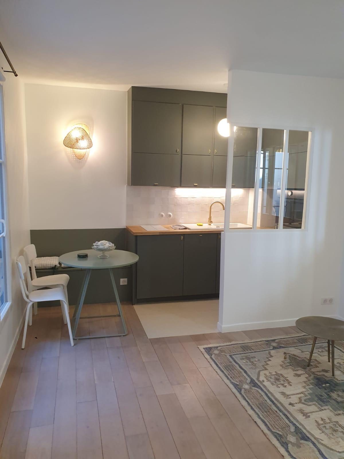 Séjour et cuisine ouverte rénovés par PRO BAT, rénovation générale